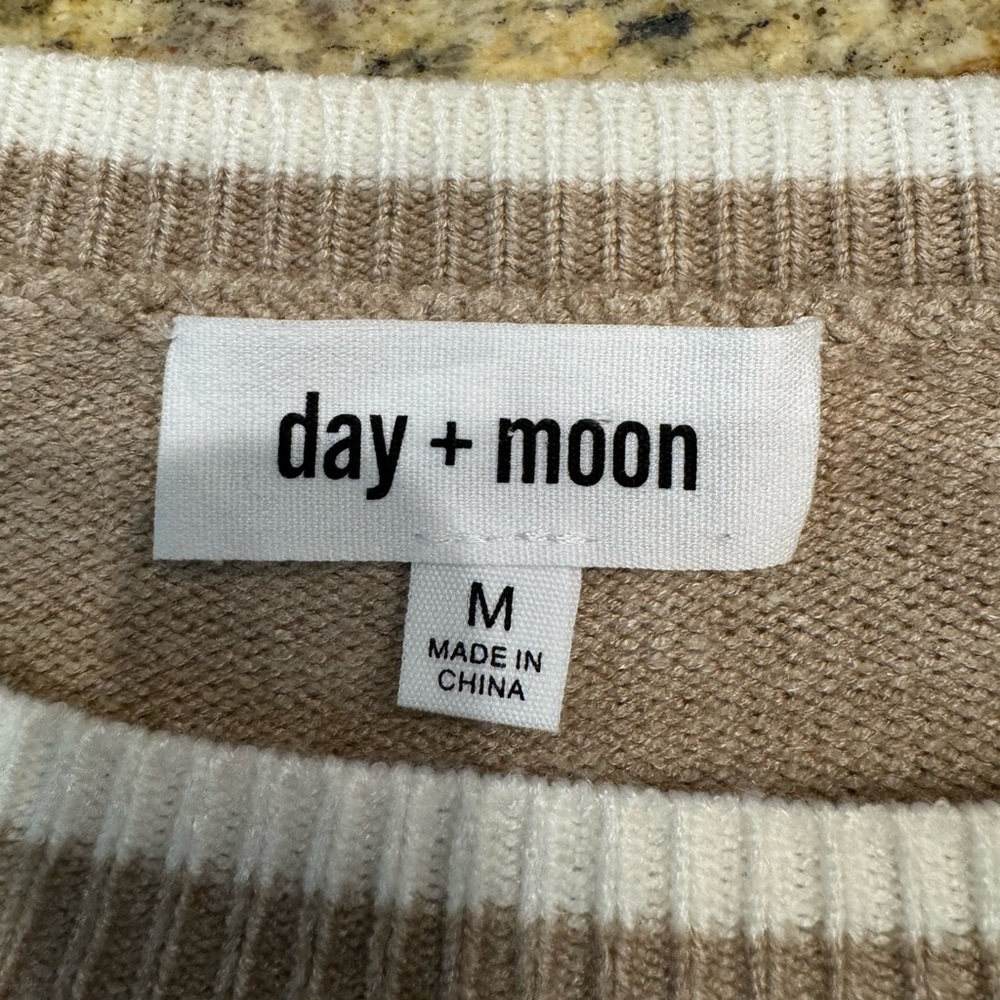 Day + Moon Dusty Latte/Creme Trim Women’s Ruffled Sleeve Sweater Size M Pullover - Picture 4 of 7